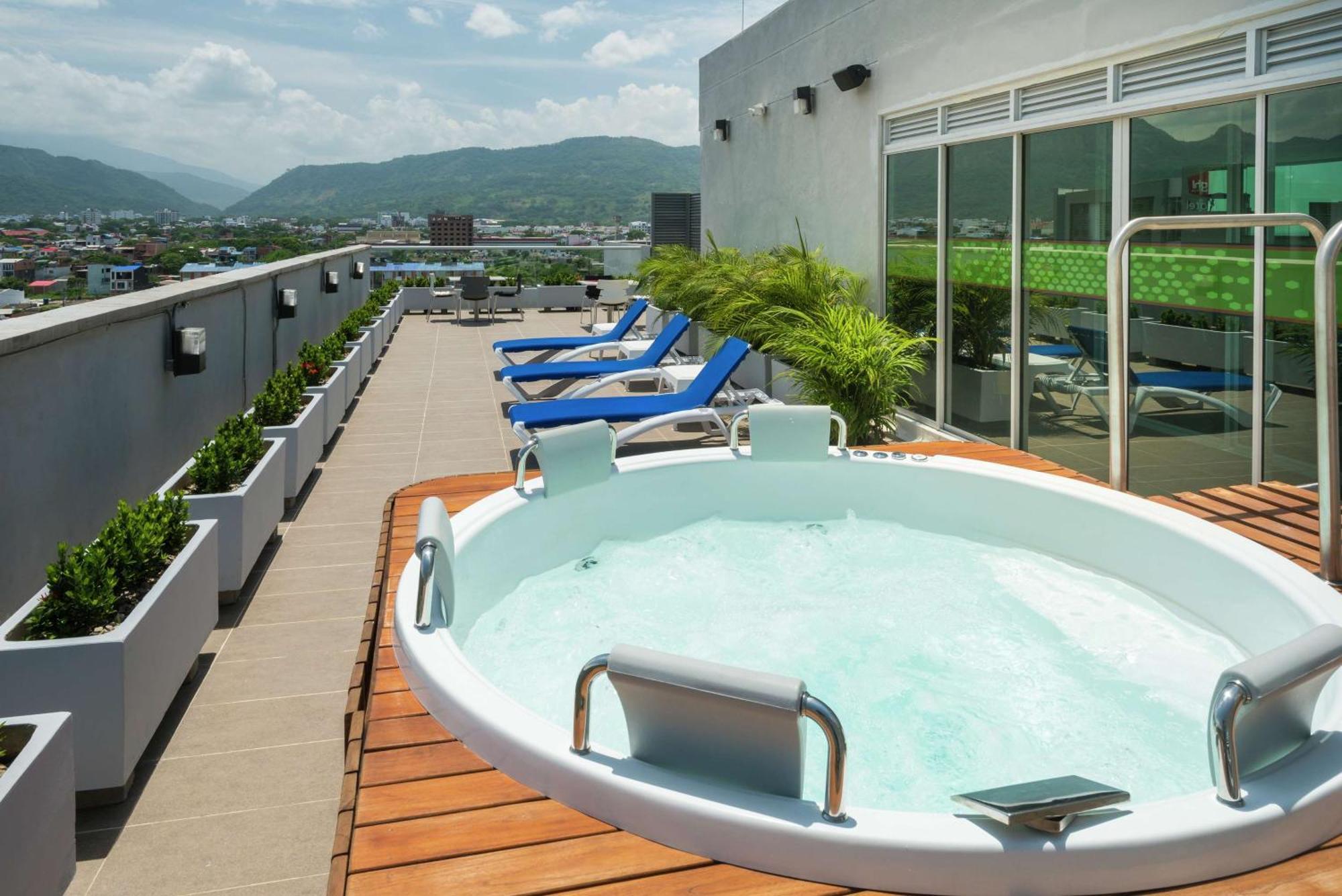 Hotel Hampton By Hilton Yopal Extérieur photo