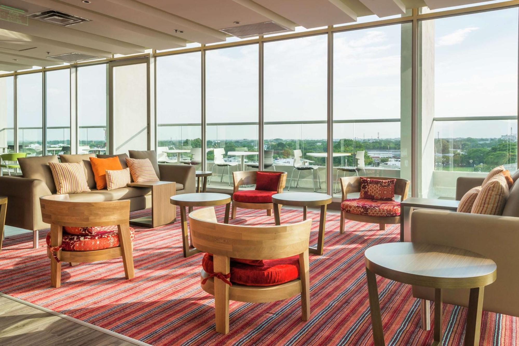 Hotel Hampton By Hilton Yopal Extérieur photo